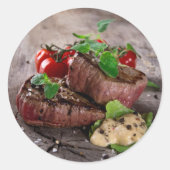 新鮮なハーブとトマトを添えたバーベキューステーキのグリル ラウンドシール (正面)