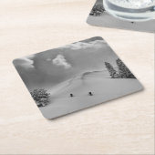 新鮮なパウダーを入れたバックカントリースキークライマーズ スクエアペーパーコースター (アングル)