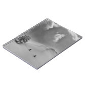 新鮮なパウダーを入れたバックカントリースキークライマーズ ノートブック (左側)