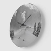 新鮮なパウダーを入れたバックカントリースキークライマーズ ラージ壁時計 (傾斜)