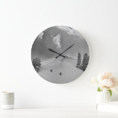 新鮮なパウダーを入れたバックカントリースキークライマーズ ラージ壁時計 (ホーム)