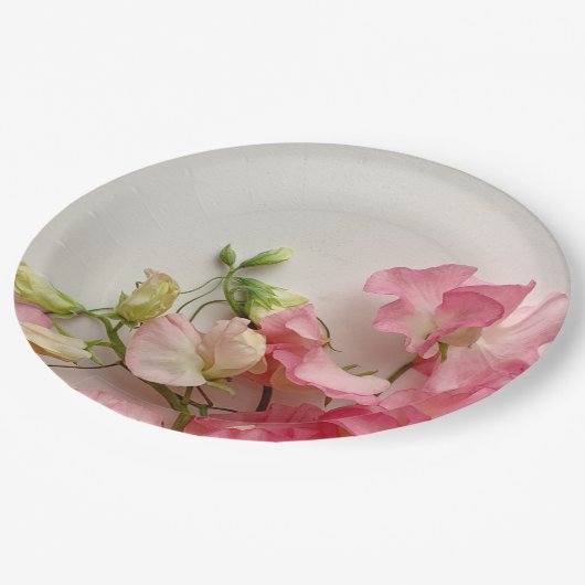 新鮮なピンクの甘いエンドウ ペーパープレート (アングル)