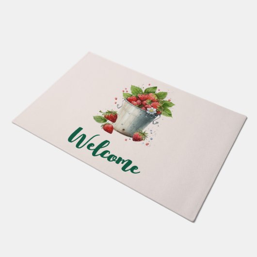 新鮮な収穫されたイチゴのバケツウェルカム ドアマット (アングル)