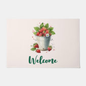 新鮮な収穫されたイチゴのバケツウェルカム ドアマット (正面)