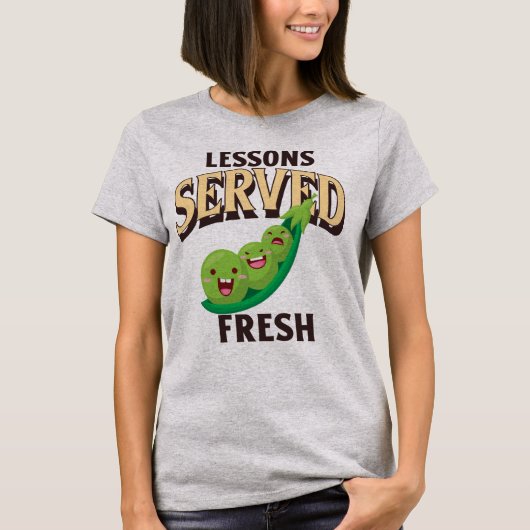 新鮮な料理の授業をする先生 Tシャツ (正面)