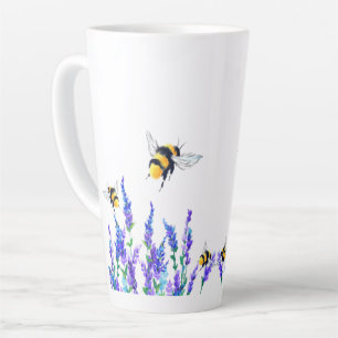 新鮮な春の花とハチ飛んでいるマグ カフェラテマグ