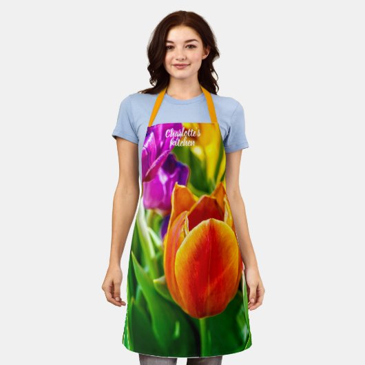 新鮮な柔らかいカラフルチューリップ エプロン (着用した状態)