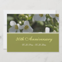 新鮮な白い庭の花 結婚記念日の招待状