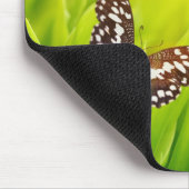 新鮮な緑の草の上に座っている蝶 マウスパッド (コーナー)