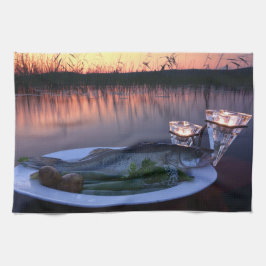 新鮮な魚が野菜と一緒にプレートを捕る キッチンタオル