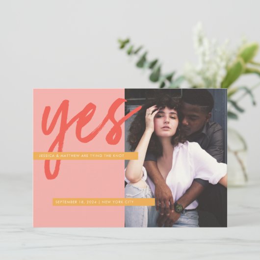新鮮モダンなはっきりしたコーラルピンクの写真デートを保存 招待状 (スタンド正面)