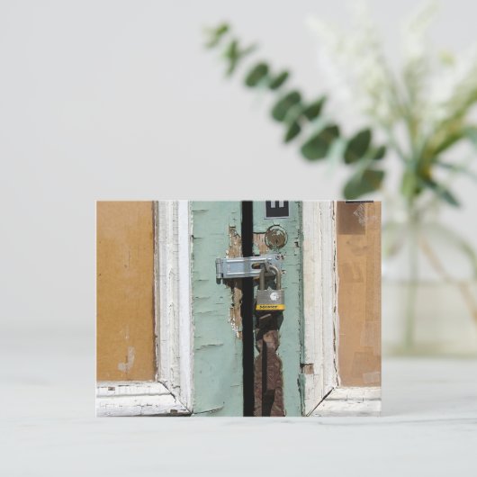 施錠され放棄された ポストカード (スタンド正面)