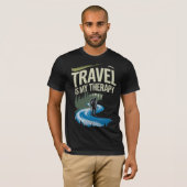 旅が私の治療法 - 冒険を求める者の名言Tシャツ Tシャツ (正面フル)