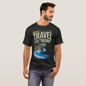 旅が私の治療法 - 冒険を求める者の名言Tシャツ Tシャツ (正面フル)