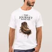 "旅のはじまり - 丈夫なハイキングブーツ" Tシャツ (正面)