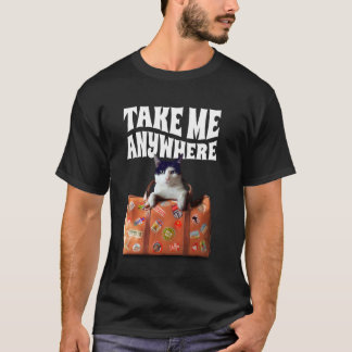 旅のバッグを背負った猫 - どこへでも連れてって Tシャツ