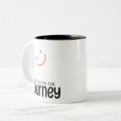 旅の喜びを見つける ツートーンマグカップ (正面左)