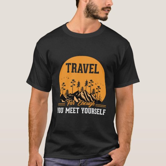 旅の恋人の山の冒険おもしろい Tシャツ (正面)