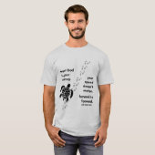 旅の神を信頼するTシャツの男 Tシャツ (正面フル)