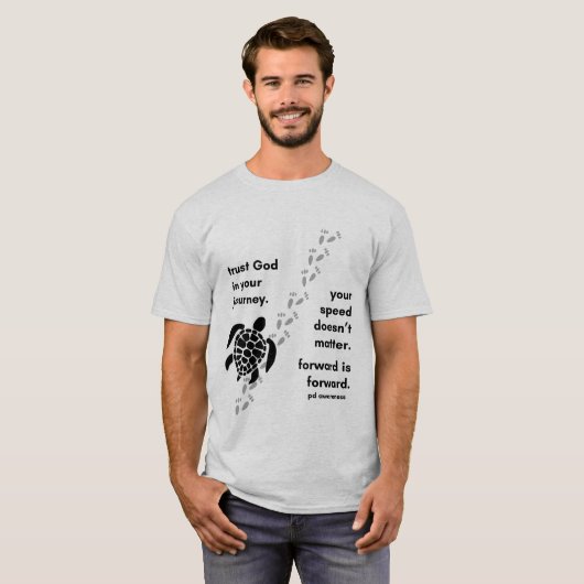 旅の神を信頼するTシャツの男 Tシャツ (正面フル)