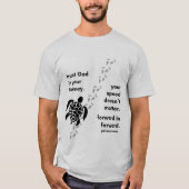 旅の神を信頼するTシャツの男 Tシャツ (正面)