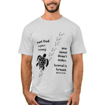旅の神を信頼するTシャツの男