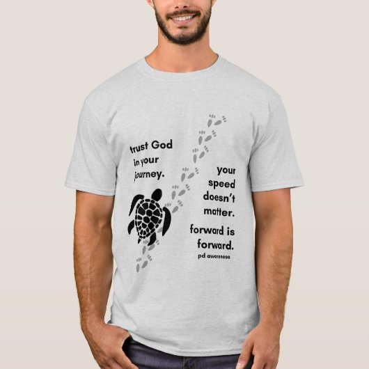 旅の神を信頼するTシャツの男 Tシャツ (正面)