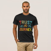 旅を信頼 – マウンテンアドベンチャーTシャツ Tシャツ (正面フル)