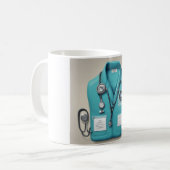 旅を始める:スクラバと聴診器マグカップ コーヒーマグカップ (正面左)