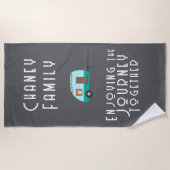 旅を楽しむ一緒にレトロキャンパーグレー ビーチタオル (正面)