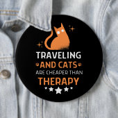 旅行と猫はセラピーより安い 缶バッジ (インサイチュ)