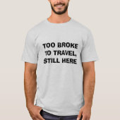 旅行に行くお金がないけどまだ生きてる Tシャツ (正面)