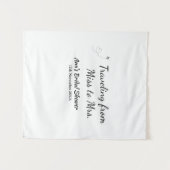 旅行のブライズシャワーに名前と日付を追加してミスからミセスシムへ タペストリー (正面(横))