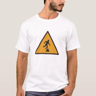 旅行の危険 Tシャツ