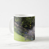 旅行は報酬です-あなたのは住んでいます コーヒーマグカップ (正面左)