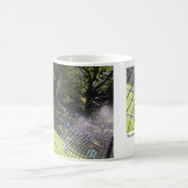 旅行は報酬です-あなたのは住んでいます コーヒーマグカップ (中央)