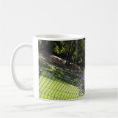 旅行は報酬です-あなたのは住んでいます コーヒーマグカップ (左)