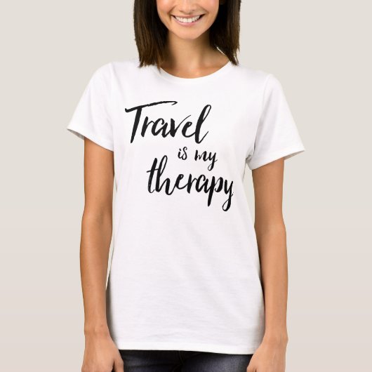 旅行は私のセラピーのTシャツです Tシャツ (正面)