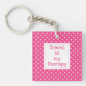 旅行は私のセラピーモダンピンクと白いドット キーホルダー (正面)