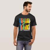 旅行は私のセラピー、おもしろい旅行 Tシャツ (正面フル)