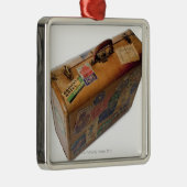 旅行ステッカーが付いている旧式のスーツケース メタルオーナメント (右)