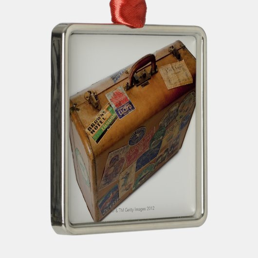 旅行ステッカーが付いている旧式のスーツケース メタルオーナメント (右)