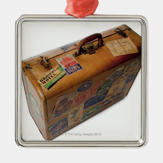 旅行ステッカーが付いている旧式のスーツケース メタルオーナメント (正面)