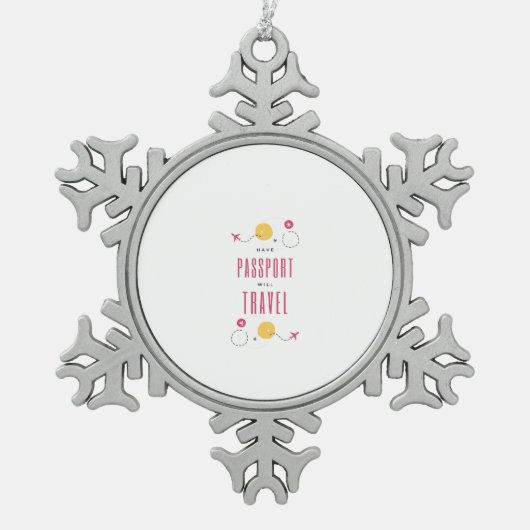旅行中にパスポートを持っている スノーフレークピューターオーナメント (正面)