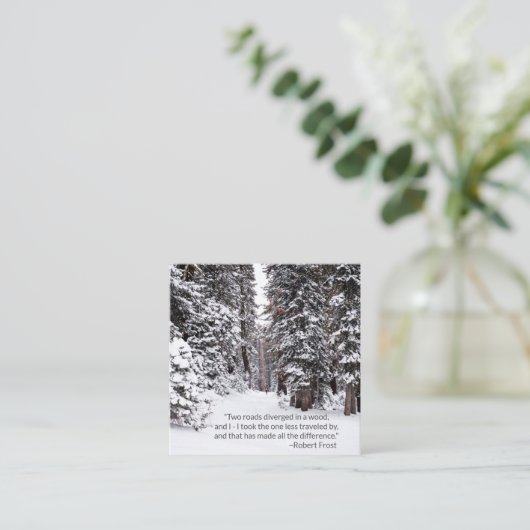 旅行代理店の素朴な冬の森林引用文 スクエア名刺 (スタンド正面)