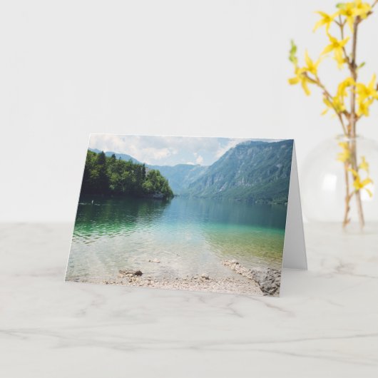 旅行写真 – 湖と山 – スロベニア カード (黄色い花)