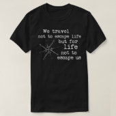 旅行引用文我々は人生を逃れるためではなく、のための旅行 Tシャツ (デザイン正面)