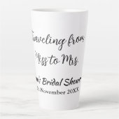 旅行用ブライズシャワーのネームカードの例：ミス（旧姓）シム → ミセス（姓）シム カフェラテマグ (正面)