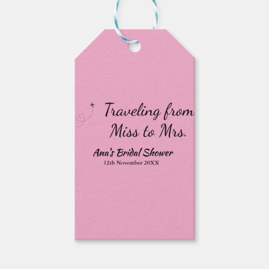 旅行用ブライズシャワーのネームカードの例：ミス（旧姓）シム → ミセス（姓）シム ギフトタグ (正面)