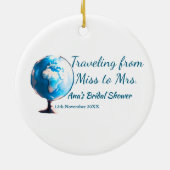 旅行用ブライズシャワーのネームカードの例：ミス（旧姓）シム → ミセス（姓）シム セラミックオーナメント (裏面)